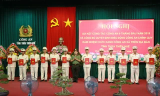 Đại tá Nguyễn Quốc Đoàn, GĐ Công an TT-Huế, trao quyết định điều động công an chính quy về xã