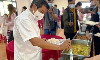 Ông Đoàn Ngọc Hải tỏ ra rất thuần thục trong vai trò của một người phục vụ quán ăn dành cho người nghèo tại Huế. Ảnh: Đình Thành