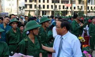 Cử nhân, viên chức, người vừa lập gia đình tình nguyện nhập ngũ