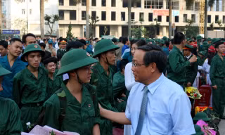 Cử nhân, viên chức, người vừa lập gia đình tình nguyện nhập ngũ
