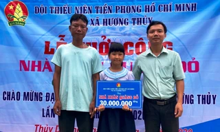 Hỗ trợ xây nhà "Khăn quàng đỏ" cho học sinh có hoàn cảnh khó khăn.