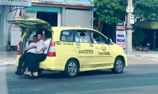 Ô tô của hãng Taxi Vàng "làm xiếc" trên Quốc lộ 1 đoạn gần Sân bay Phú Bài (ảnh Hue-S)