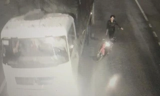 Nhóm thanh niên liều lĩnh xông vào hầm chặn xe cộ qua lại 