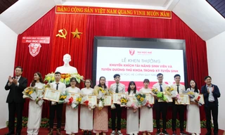 Tuyên dương, khen thưởng thủ khoa kỳ thi tuyển sinh đại học và các gương mặt tài năng sinh viên.
