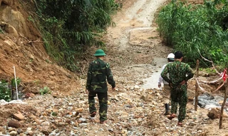 VIDEO: Gần 100 người trở lại hiện trường, tìm kiếm nạn nhân mất tích Rào Trăng