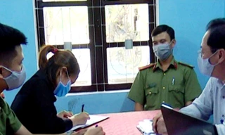 Thanh tra Sở TT-TT tỉnh TT-Huế, cơ quan công an phối hợp làm việc, lập biên bản vi phạm đối với chị Đ.T.H.