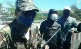 Một đối tượng bịt kín mặt dùng bình xịt tấn công người ngồi trong chiếc ô tô dừng trên làn đường dẫn thông qua trạm thu phí Bắc Hải Vân