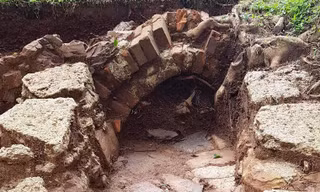 Tại cụm di tích lăng vua Đồng Khánh đã xuất lộ nhiều công trình kiến trúc nguyên bản và hé lộ rất nhiều thông tin quý giá