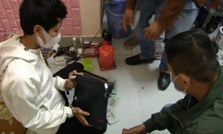 Hồ Đắc Võ Tân cùng tang vật vụ trộm tiền trên xe ô tô con với số lượng lớn. (ảnh Phong Hữu)