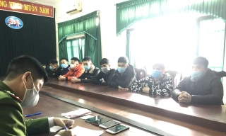 Công an lấy lời khai nhóm đối tượng giả công ty tài chính lừa đảo qua mạng chiếm đoạt hàng tỷ đồng.