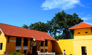 Tháp canh xưa cũ và khu nhà giam theo kiến trúc Pháp này trong khu chứng tích lao Thừa Phủ được bảo tồn, tôn tạo nguyên trạng.