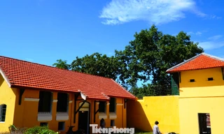 Tháp canh xưa cũ và khu nhà giam theo kiến trúc Pháp này trong khu chứng tích lao Thừa Phủ được bảo tồn, tôn tạo nguyên trạng.