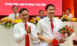 Ông Nguyễn Thanh Minh (bìa phải) vừa được bầu giữ chức Chủ tịch UBND thị xã Hương Thủy (tỉnh TT-Huế).
