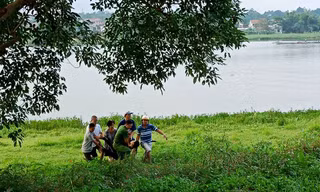 Công an địa phương và người dân kịp thời phát hiện, ứng cứu thành công trường hợp nhảy sông tự tử này tại Huế. Ảnh: THANH CHÍ