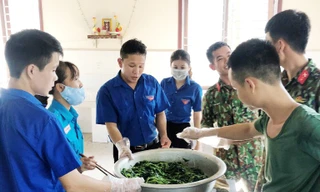 Đoàn viên thanh niên ‘vào bếp’ hỗ trợ cấp dưỡng cho hàng trăm người cách ly