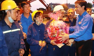 Anh Trần Gia Công, Ủy viên Trung ương Đoàn, Bí thư Tỉnh Đoàn TT-Huế trao quà Giao thừa và gửi lời chúc Tết đến công nhân môi trường đô thị Huế.