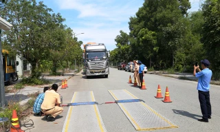 Tiến hành cân tải trọng xe chở hàng "khủng" để xác định mức độ vi phạm tải trọng