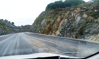 Cao tốc La Sơn - Túy Loan xuyên núi đá tạo nét chấm phá về hạ tầng giao thông trên núi rừng Trường Sơn hùng vĩ và hiểm trở