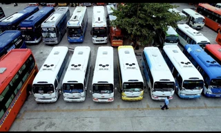 Nhiều phương tiện vận tải hành khách tại Huế chấp hành dừng hoạt động theo chỉ đạo của Chủ tịch UBND tỉnh TT-Huế để phòng chống dịch COVID-19. Ảnh: Đầu tư