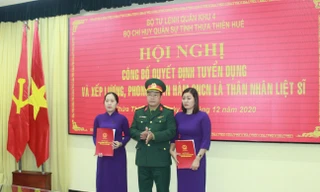 Công bố, trao quyết định tuyển dụng quân nhân chuyên nghiệp cho vợ của hai liệt sĩ hy sinh khi làm nhiệm vụ cứu hộ, cứu nạn tại Rào Trăng 3, Thừa Thiên-Huế.