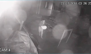 Tên trộm ngang nhiên trộm máy móc xây dựng bị camera an ninh nhà dân ghi lại