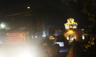 Khoảnh khắc máy bay Mig-21 được xe tải siêu trường siêu trọng chở chui lọt qua cổng Kinh thành Huế cổ kính, nhỏ hẹp và lưu thông trên cây cầu cổ bằng đá hàng trăm năm tuổi.