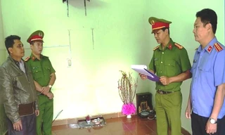 Đọc lệnh khởi tố đối với cựu nhân viên bưu điện Hồ Văn Nhớ