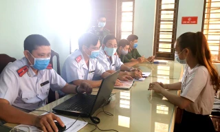 Bà V.N.H.U. (SN 1994, trú đường Trường Chinh, phường Xuân Phú, TP Huế, nghề nghiệp buôn bán tự do). Bà H.U đã bị xử phạt hành chính 10 triệu đồng về hành vi cung cấp thông tin sai sự thật trên mạng xã hội.