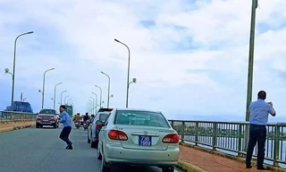 Đoàn xe biển số xanh dừng trên cầu Nhật Lệ 1, tỉnh Quảng Bình vào sáng 29/9; đi trong đoàn xe này có Thứ trưởng Nguyễn Đình Toàn. (ảnh: Vietnamnet)