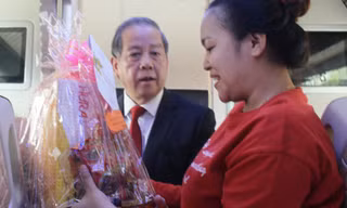 Chủ tịch Phan Ngọc Thọ lên xe khách hỏi thăm tình hình hành khách và tặng quà cho những người cuối cùng rời Huế trong năm Mậu Tuất