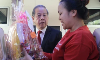 Chủ tịch Phan Ngọc Thọ lên xe khách hỏi thăm tình hình hành khách và tặng quà cho những người cuối cùng rời Huế trong năm Mậu Tuất
