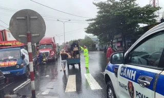 Lực lượng CSGT, người dân Lăng Cô (Thừa Thiên Huế) tiếp tế lương thực, nước uống cho cả nghìn hành khách bị mắc kẹt trên Quốc lộ 1 do bão số 9.