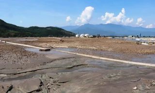 Cận cảnh túi bùn 'khủng' uy hiếp vịnh biển Chân Mây