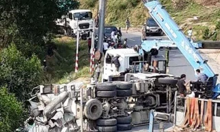 Điều động cần cẩu hạng nặng đến hiện trường để cầu xe bồn gặp nạn ra khỏi vực.