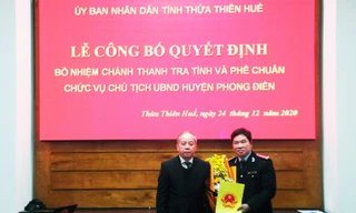 Chủ tịch UBND tỉnh Thừa Thiên Huế Phan Ngọc Thọ trao quyết định bổ nhiệm ông Lương Bảo Toàn giữ chức vụ Chánh Thanh tra tỉnh (bìa phải).