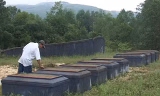 Quái gở chuyện 'trấn yểm' mồ mả bằng quần lót sơn đỏ ở Huế