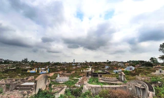 Ven đường Ngự Bình (phường An Cựu, TP Huế) dày đặc mồ mả được chôn cất từ hàng chục, thậm chí cả 100 năm trở lại đây.