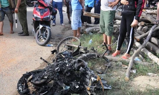 Chiếc xe máy bị thiêu rụi, một người chết cháy sau tai nạn liên hoàn do xe đầu kéo gây ra