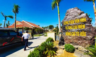 Lối vào Công viên văn hóa và khu lưu niệm nhà thơ Tố Hữu.