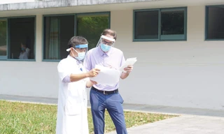 Bác sĩ dặn dò bệnh nhân số 49 trước khi xuất viện.