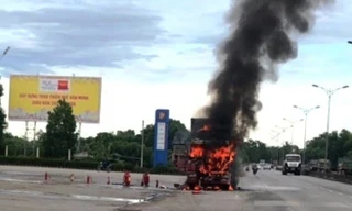 Hiện trường vụ cháy xe đầu kéo. Ảnh Phong Anh