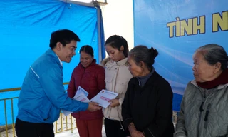 Bí thư Tỉnh Đoàn TT-Huế Trần Gia Công tặng quà, động viên người dân gặp khó khăn ở vùng lũ Quảng Điền.