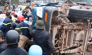 Đập kính cabin xe tải cứu 3 nạn nhân kẹt cứng sau tai nạn