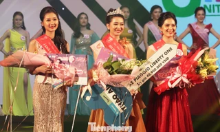 Hoa khôi và hai Á khôi "Hoa khôi Đại học Huế" rạng ngời trong giây phút bwcs lên bục cao nhất của đêm chung kết.