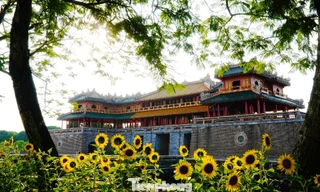 Ngọ Môn - Huế, nơi Hoàng đế Bảo Đại làm lễ thoái vị 75 năm trước.