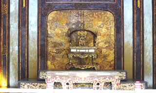 Ngai vua triều Nguyễn, một trong những bảo vật quốc gia hiện được bảo tồn nguyên vẹn ngay tại nơi nó sinh ra.