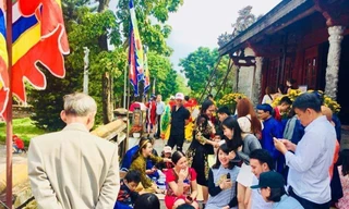 Du khách vào Đại nội Huế trẩy hội vui Xuân