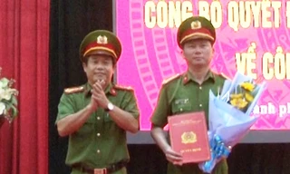 Thượng tá Nguyễn Viết Hoàng (bìa phải) được điều động giữ chức Trưởng Công an TP Huế, thay Đại tá Hoàng Long nghỉ hưu theo chế độ.