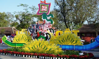 Những sắc hoa bao quanh tạo hình năm Tân Sửu 2021.