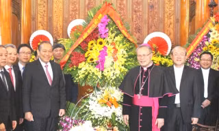 Phó Thủ tướng Trương Hòa Bình chúc mừng Tổng giáo giám mục Giuse Nguyễn Chí Linh, Tổng giáo phận Huế